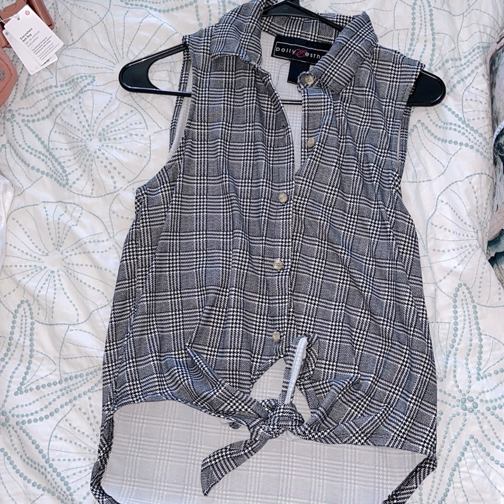 Sleeveless summer tank black and white